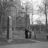Kransnedläggning på Galärvarvskyrkogården, Stockholm.
Statens Järnvägars Generaldirektör Erik Upmark till vänster.
Del av Nordiska Museet i bildens bakgrund.
