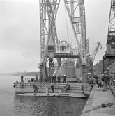 Förberedelser för transport av u-båten Spiggen, på järnväg