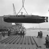 U-båten Spiggen transporteras på järnväg