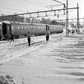 Vintertåghem i Åre, exteriör. Skidåkare. Vagnarna är från höger Statens Järnvägar, SJ WLA02a samt WLAB01d. Ombyggda till personalvagnar för tåghem 1958.
TT