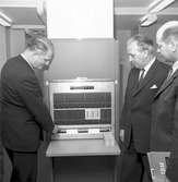 Invigning av Statens Järnvägars datorsystem från IBM. GeneraIdirektör Upmark vid en IBM 650 Magnetic Drum Data Processing Machine.