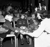 Statens Järnvägars Lucia, 1958, besöker ett barnhem i Berlin