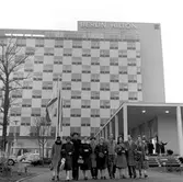 Statens Järnvägars Lucia och tärnor, framför Hotell Hilton Berlin