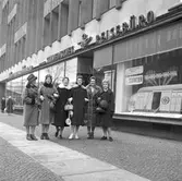 Statens Järnvägars Lucia med tärnor framför resebyrå i Berlin