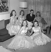 Statens Järnvägars, SJ. Lucia 1958 i Berlin med tärnor. Bakre raden från vänster: Lucia Birgitta Schoultz, Kerstin, trafikbiträde Hans Kastbom vid Hallsberg och Ann-Britt. På golvet från vänster: Ulla och Berit