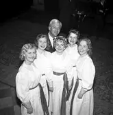 Statens Järnvägar, SJ. Lucia med tärnor vid supén på före detta bankirhemmet Gerhus i Berlin. Här i sällskap med skådespelaren Peter van Eyck. Från vänster: Ann-Britt, Lucia Birgitta Schoultz, Peter van Eyck, Kerstin, Berit och Ulla