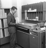 Man vid sorteringsmaskin  för hålkort, av modell IBM 83 Sorter