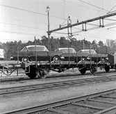 Personbilar lastade på öppengodsvagn