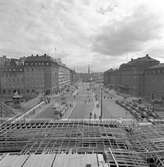 Centralplan, Stockholms central till vänster i bild. Bygge av Klarabergsviadukten.