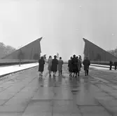 Sowjetisches Ehrenmal Treptower Park, minnesmärke över de soldater från Röda Armén som stupade under striderna i Berlin april-maj 1945. 
Bilden tagen i samband med SJ Lucias besök i Berlin 1959.