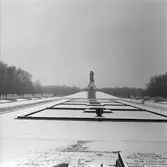 Sowjetisches Ehrenmal Treptower Park, minnesmärke över de soldater från Röda Armén som stupade under striderna i Berlin april-maj 1945. 
Bilden tagen i samband med SJ Lucias besök i Berlin 1959.