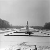 Sowjetisches Ehrenmal Treptower Park, minnesmärke över de soldater från Röda Armén som stupade under striderna i Berlin april-maj 1945. 
Bilden tagen i samband med SJ Lucias besök i Berlin 1959.