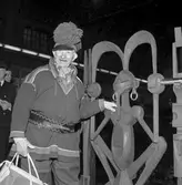 Invigning av konstverk Centralstationen.
Same vid räcket i Centralstationen