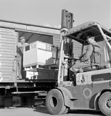 Småbehållare lastas med truck, Liljeholmens Kabelverk.
