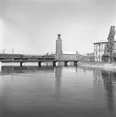 Snabbtåg på Riddarholmsbron, på sträckan mellan Riddarholmen och Stockholms Central. Statens Järnvägar SJ F. Foto taget från Riddarhuskajen. Strömholmen till höger i bild.