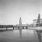 Snabbtåg på Riddarholmsbron, på sträckan mellan Riddarholmen och Stockholms Central. Statens Järnvägar SJ F. Foto taget från Riddarhuskajen. Strömholmen till höger i bild.