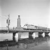 Riddarholmsbron, Statens Järnvägar SJ Ra , på sträckan mellan Riddarholmen och Stockholms Central. Statens Järnvägar SJ F. Foto taget från Riddarhuskajen.