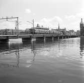 Statens Järnvägar SJ X0a6, på Centralbron mellan Riddarholmen och Tegelbacken/Stockholm Central. Fotot taget från stadshuskajen mot Riddarholmen.