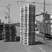 Staplade lastpallar, Stockholm södra