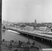 Expresståg på Södra Järnvägsbron mellan Mälarstrand och Riddarholmen. Fotot möjligen taget från taket på fastighet Pryssgränd/Bastugatan.