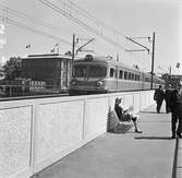 Statens Järnvägar SJ Y0a2 på Riddarholmsbron. Sträckan mellan Riddarholmen och Stockholm Central. Byggnaden till vänster med flaggor på taket är Strömsborg, tornet till Tyska Kyrkan skymtar bakom motorvagnen.