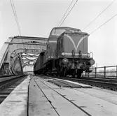 Statens Järnvägar, SJ T2 diesellok. Tåg på Årstabron