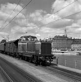 Statens Järnvägar SJ T21 83. Diesellok med godsvagnar på Riddarholmsbron, på sträckan mellan Stockholm Central och Riddarholmen.