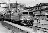 Statens Järnvägar SJ Rb3 1006 på Centralstationen. Även Statens järnvägar SJ F698, skymtar till vänster i bild.