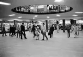 Stockholm centralstation, nedre hallen med affärer. Den sk, 
