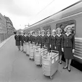 Trafikrestaurangvärdinnor och servitriser, Stockholms centralstation. Statens Järnvägar SJ Y0a2  1 klass.