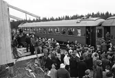 Invigning Morjärv-Kalix. Generaldirektör Erik Upmark syns till höger i bild bredvid passagerarvagnen.
