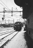 Statens Järnvägar SJ Ub-lok. Stockholm Centralstation, vinterbild.Till höger i bild vägg till ställverket, norra delen av spårområdet Stockholm Central.