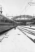 Statens Järnvägar SJ Du2 med persontåg. Motorvagnståg Trafikaktiebolaget Grängesberg-Oxelösund Järnvägar TGOJ. Stockholm Centralstation, vinterbild. . Dvärgignalen visar 