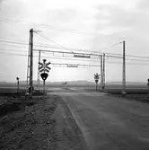 Järnvägsövergång med ljussignaler och bom