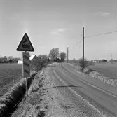 Vägskyltar. Järnvägskorsning, utan bommar. Avstånd till plankorsning t ex  järnväg