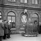 Borås Centralstation. Elektrifiering av sträckan Borås-Alvesta. Kommunikationsminister, Gösta Skoglund, 3:a från vänster. Generaldirektör, Gd, Erik Upmark, vid mikrofonen.