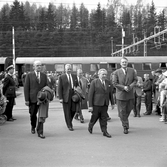 Elektrifiering av sträckan Borås-Alvesta. Första eltåget, SJ Rb2 1003. Generaldirektör, Gd, Erik Upmark, 1:a från höger. Kommunikationsminister, Gösta Skoglund, 2:a från höger