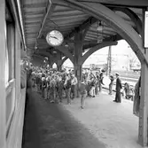 Elektrifiering av sträckan Borås-Alvesta. Första eltåget, SJ Rb2 1003.  Blåsorkester