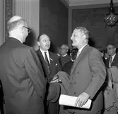 Institution of Railway Signal Engineers, IRSE-kongress för signaltekniker. Generaldirektör Erik Upmark, till höger med tidning i handen