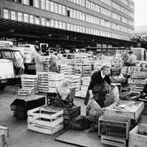 Klarahallen, salutorg. Försäljning av frukt, grönt och blommor