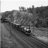 Historiska tåget passerar tunneln strax väster om utsikten ovanför Tullingesjöns innersta del. Resa från Stockholm till Göteborg för invigningen av Tåg 62. SJ B 3 