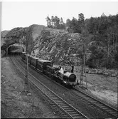 Historiska tåget passerar tunneln strax väster om utsikten ovanför Tullingesjöns innersta del. Resa från Stockholm till Göteborg för invigningen av Tåg 62. SJ B 3 