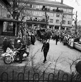 Historiska tågets resa från Stockholm till Göteborg för invigningen av Tåg 62. Hästdroska. Poliser