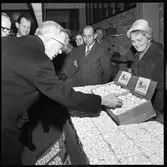 Invigning av Årsta partihandel. Kung Gustav VI Adolf, 1:a från vänster