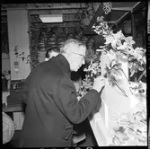 Invigning av Årsta partihandel. Kung Gustav VI Adolf, främst i bild