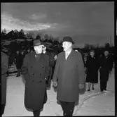 Invigning av Årsta partihandel. Kung Gustav VI Adolf, till vänster. Generaldirektör, Gd, Erik Upmark, till höger