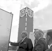 Tredje internationella Trafikmässan i Stockholm. Stadssekreterare i Kommunikationsdepartementet, Lars Petersson, 2:a från vänster. Kommunikationsminister, Gösta Skoglund, 1:a från vänster