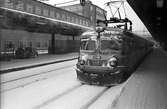 Statens Järnvägar SJ X9. Stockholm Central. Byggnad för post och godshantering till vänster i bild.