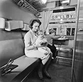 Filminspelning längs sträckan Stockholm centralstation - Enköping. Här vid stationen i Grillby.