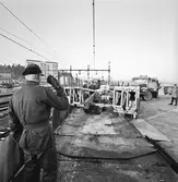 Militärförband lastar